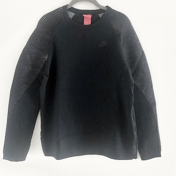 Nike Tech Sweatshirt with Accordion Sleeves in Black - Picture 3 of 7